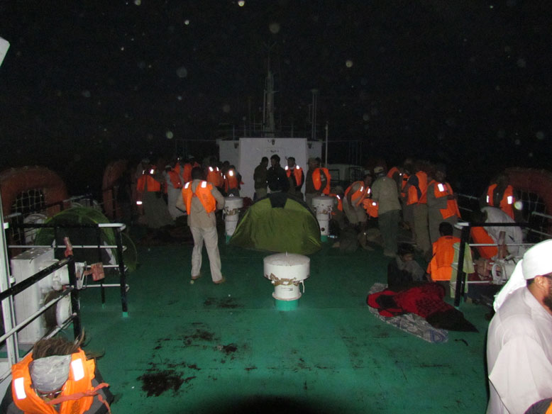 empieza la fiesta. Todo el mundo a cubierta despues de sonar la alarma en el impacto